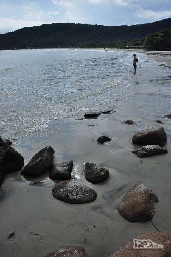 Observando o mar  na praia deserta de Naufragados, no extremo sul de Florianópolis, Ilha de Santa Catarina